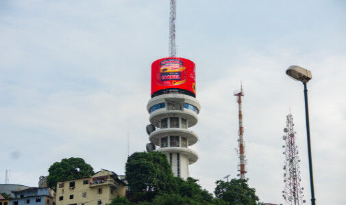 Cartelera LED cilíndrica gigante en la parte superior de la torre de la estación de TV, Ecuador